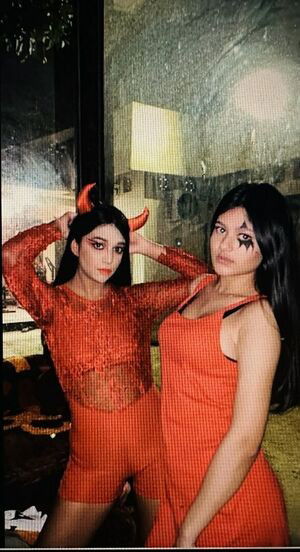 Khushi Tomar / __khushitomar / tomar_re