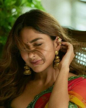 Mrunal Thakur / mrunalthakur