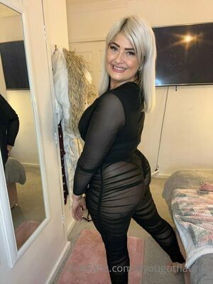 Curvyandiloveit / Shannon Paige