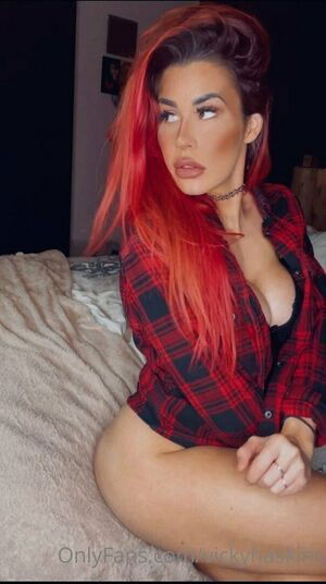 Vic Haskins / Vicky Haskins / VickyHaskins / vichaskinsofficial