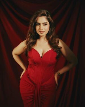 Ayesha Khan / ayeshaakhan_official