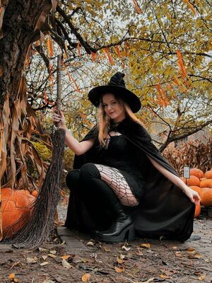 Evelynn / MagicalEvi / crohnssquare2 / evelyn.magical / magicalevelynn