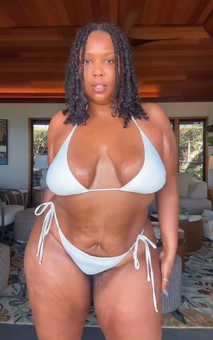 Lizzo / lizzobeeating