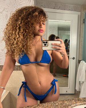Aisha Thalia / aishaalma / aishathalia