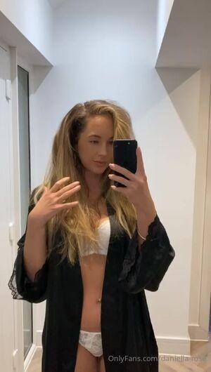 danichinitz_fit / daniella-rose
