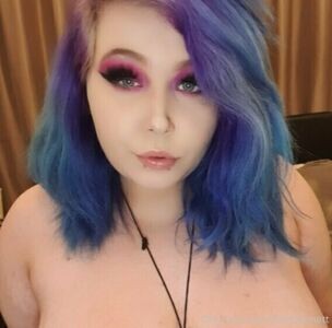chelsbennett / cosmicbunnixo