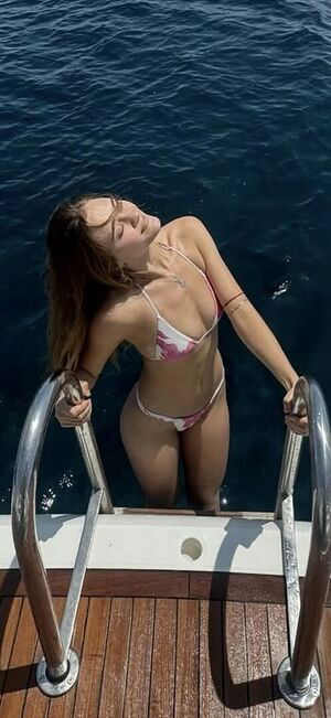 Elizabeth Greene / Lizzy Greene / LizzyGreeneOF / https: / lizzy_greene