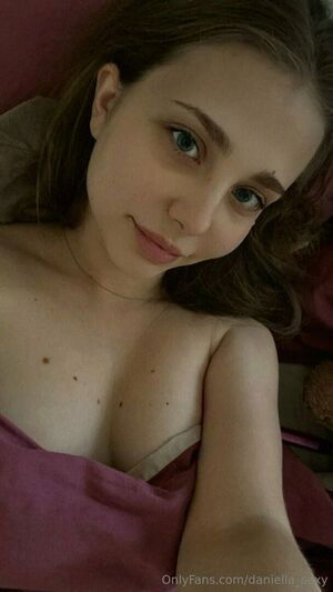 Yummy_girl / daniella_sexy / yummy_yellow_