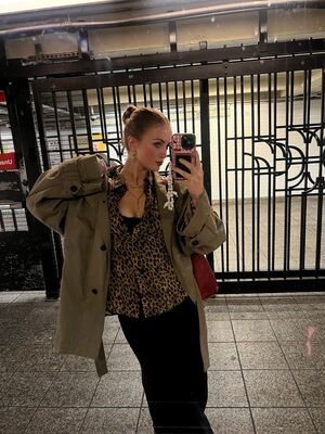 Maisie Smith / maisiesmithofficial