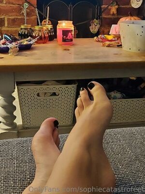 sophiecatastrofeet / thecatastrophicpiece