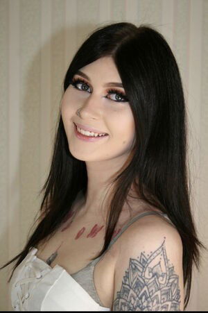 CrowntheGeorgia / Georgia Alexandra Oxtoby / avalou35 / georgiaoxo