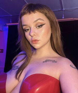 Miss Pamela Blonde / servepamela