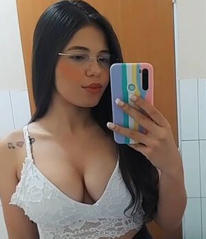 Larissa Araujo / _lari.araaujo / lariiii.araujo / larissinhaaraujo / lary_araujo20