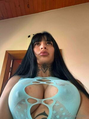 iam_valentina_______ / iamvaleeentine