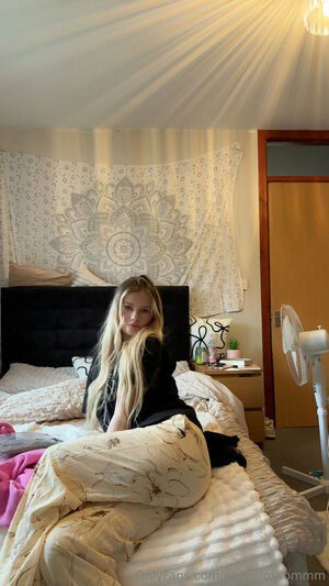 Alice Blossom / alice_b_lossom / aliceblossommm / aliceeeblossommmxx