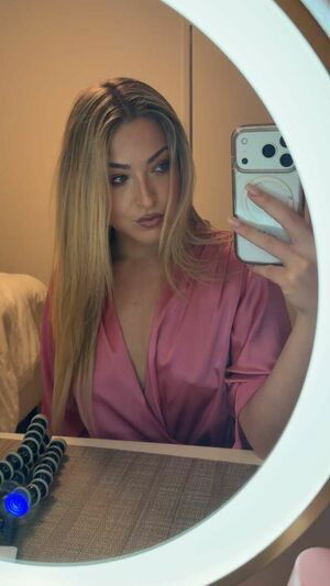 Scarlet Aviram / scarletaviram