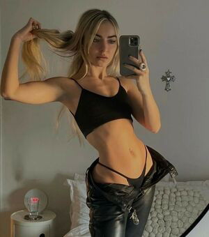 PraiseLilith / lilyevangeline