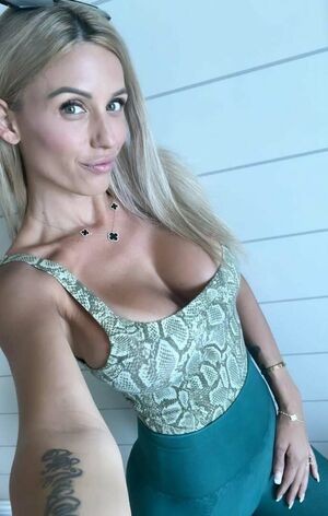 Sylvia Simpson / supersanesylvie / sylvia_simpson / sylviamariiee / talltangorgeous