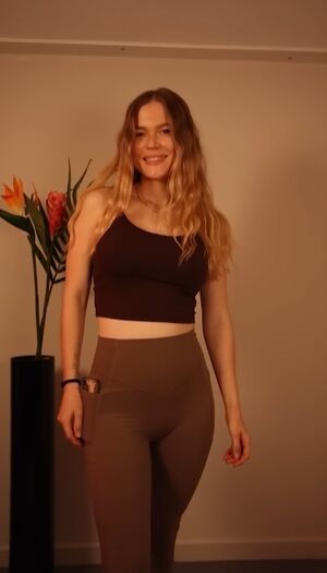Lizi Asmr / LiziASMR / isabel.imagination