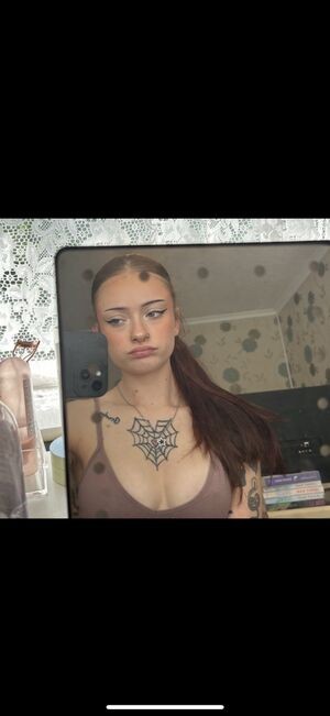 Yasmin Barnes / yasminbarnesx