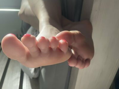feetlesly / leslyfeet