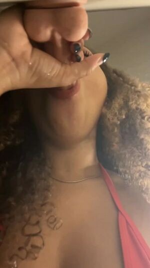 Telina ASMR / Telina Tingles / telina.fitrion / telinatingles / telinaxo