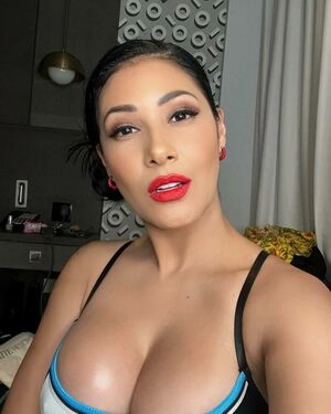 Simone E Simaria