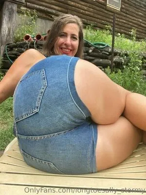 longtoesally_stormy