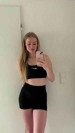 Nadine von relaxASMR