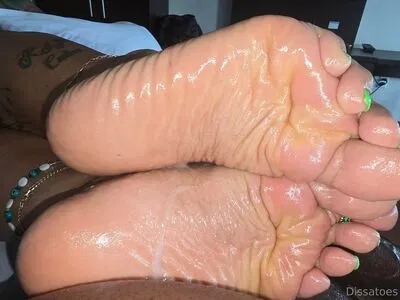 dissa_toes / dissatoes