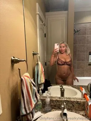 kyliepageofficial / therealkyliepage