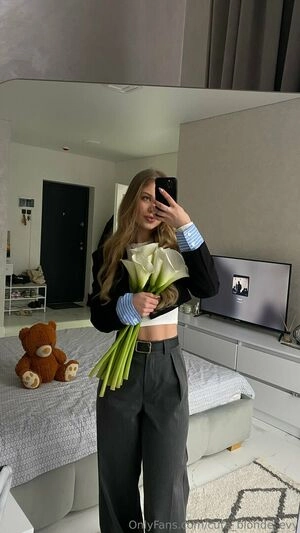 cute_blonde_evy