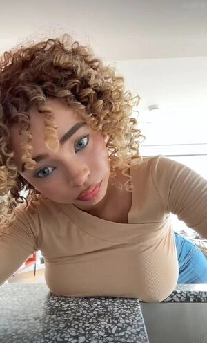 / Kiara Peachy