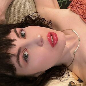 Holly Haim / hollyhaim