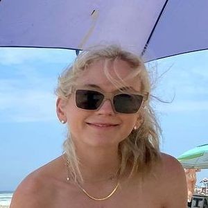 Emily Kinney / emmykinney / https:
