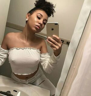 _larinalynnn / larinalynnn