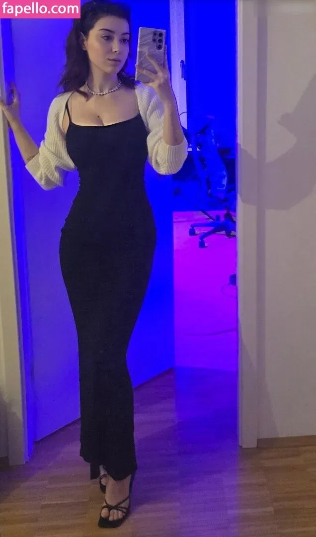 AnniTheDuck Onlyfans Photo Gallery 