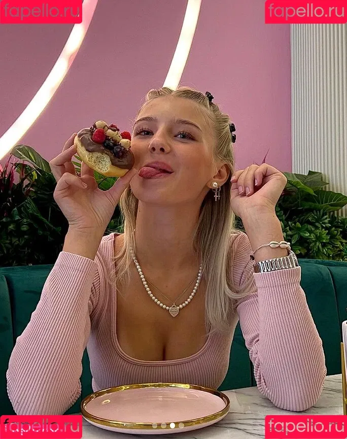 Elena Zoe Onlyfans Photo Gallery 