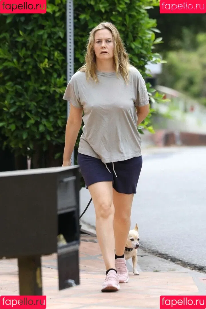 Alicia Silverstone Onlyfans Photo Gallery 