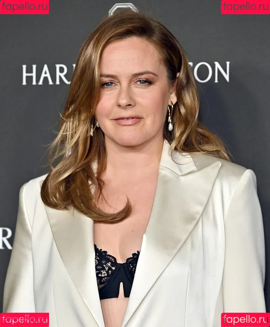 Alicia Silverstone Onlyfans Photo Gallery 