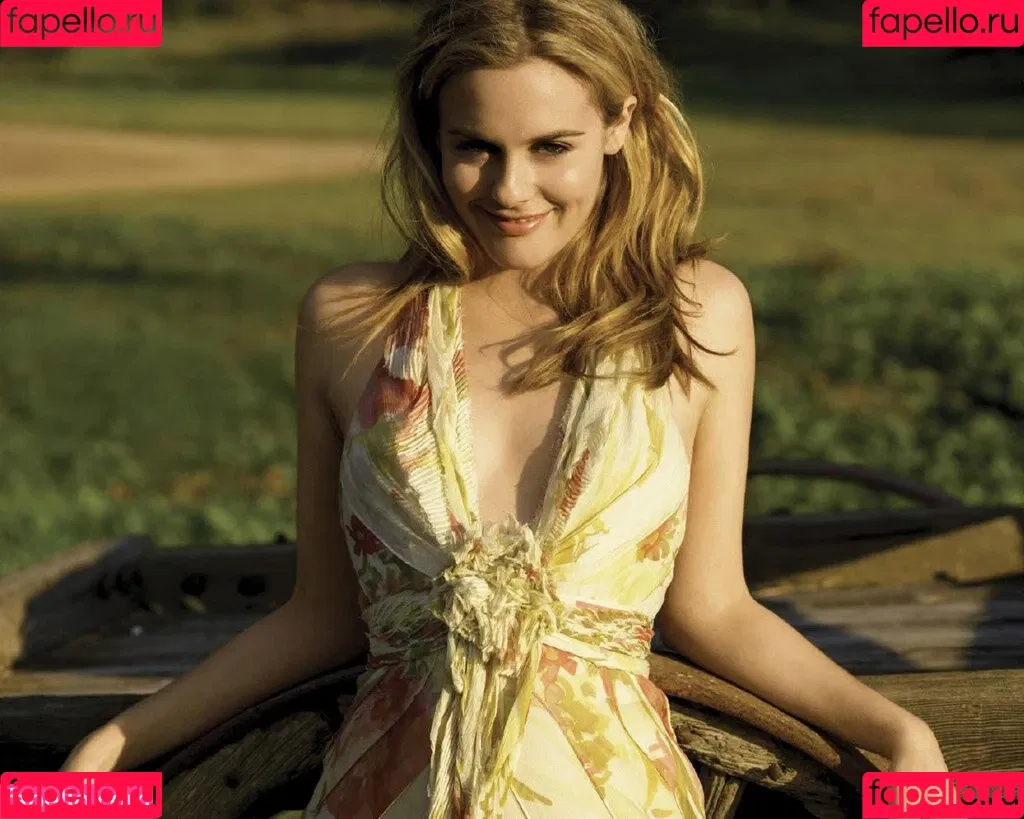 Alicia Silverstone Onlyfans Photo Gallery 