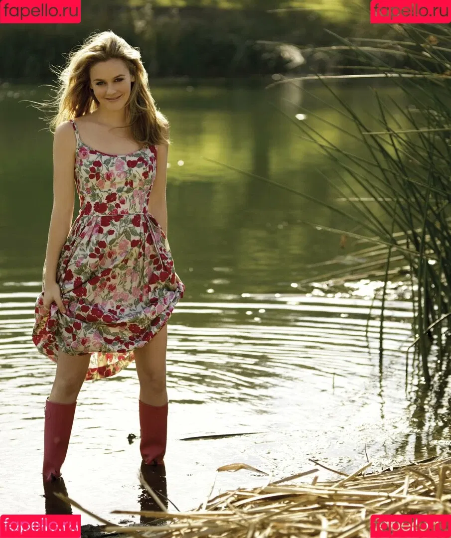 Alicia Silverstone Onlyfans Photo Gallery 