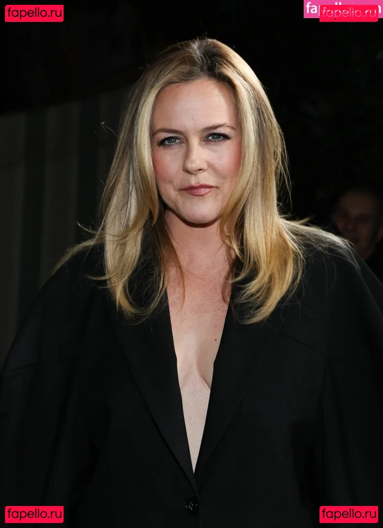 Alicia Silverstone Onlyfans Photo Gallery 