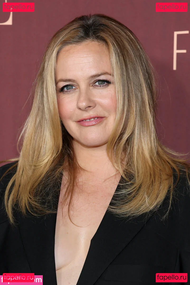 Alicia Silverstone Onlyfans Photo Gallery 