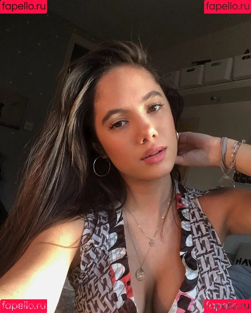Saoirse Alicia Behzadi Onlyfans Photo Gallery 