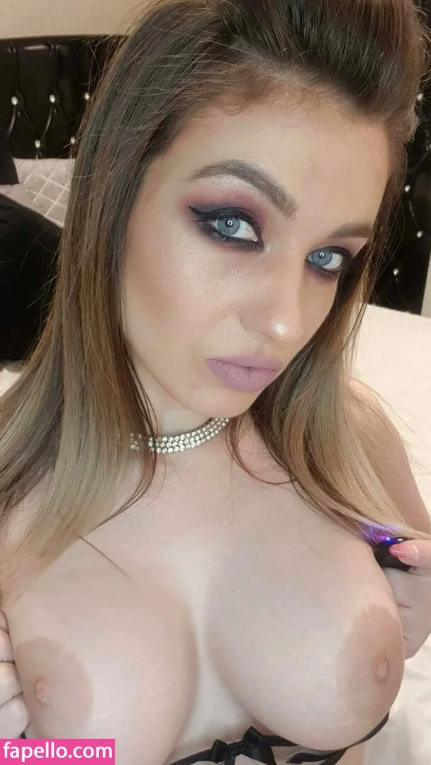 Rebecca White Onlyfans Photo Gallery 