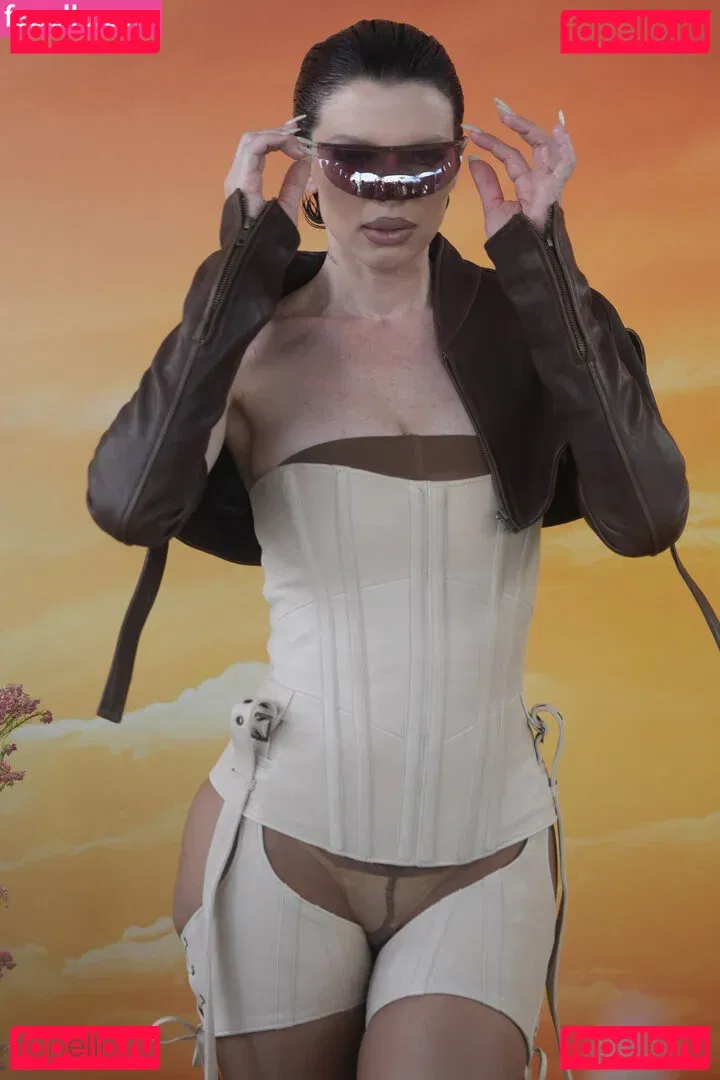 Juli Fox Onlyfans Photo Gallery 