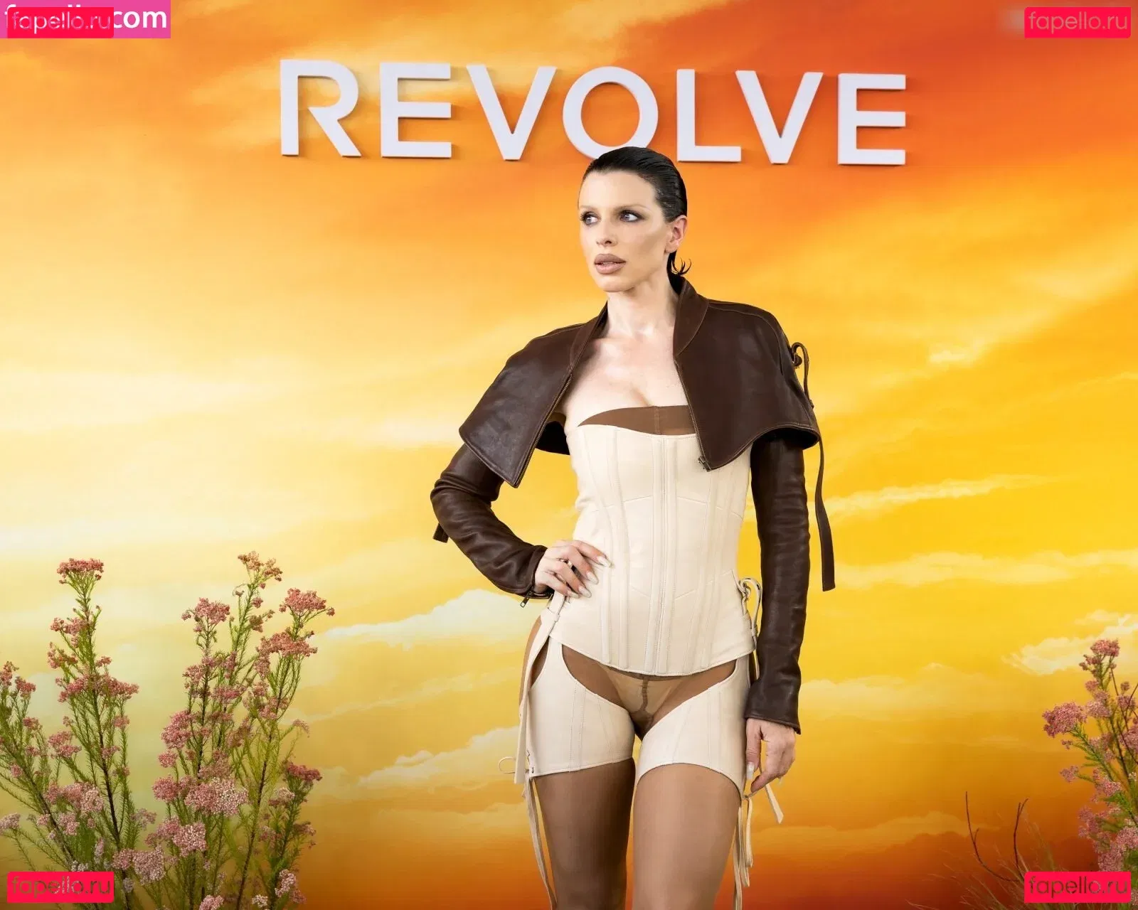 Juli Fox Onlyfans Photo Gallery 