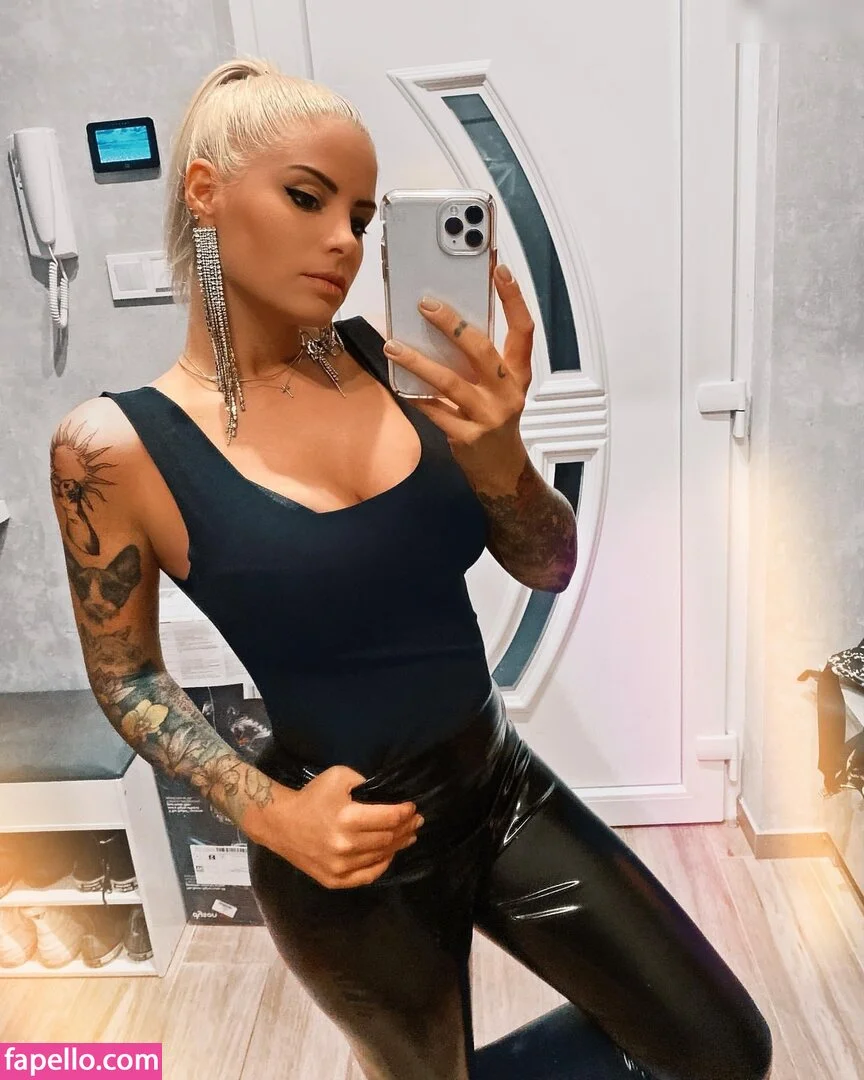 Viktória Metzker Onlyfans Photo Gallery 