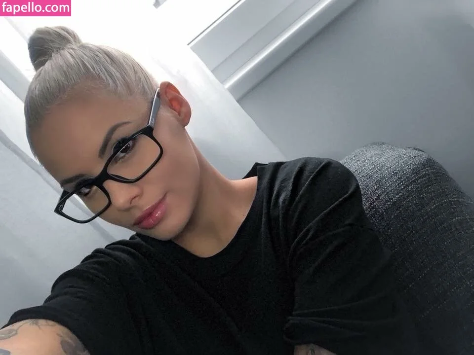 Viktória Metzker Onlyfans Photo Gallery 